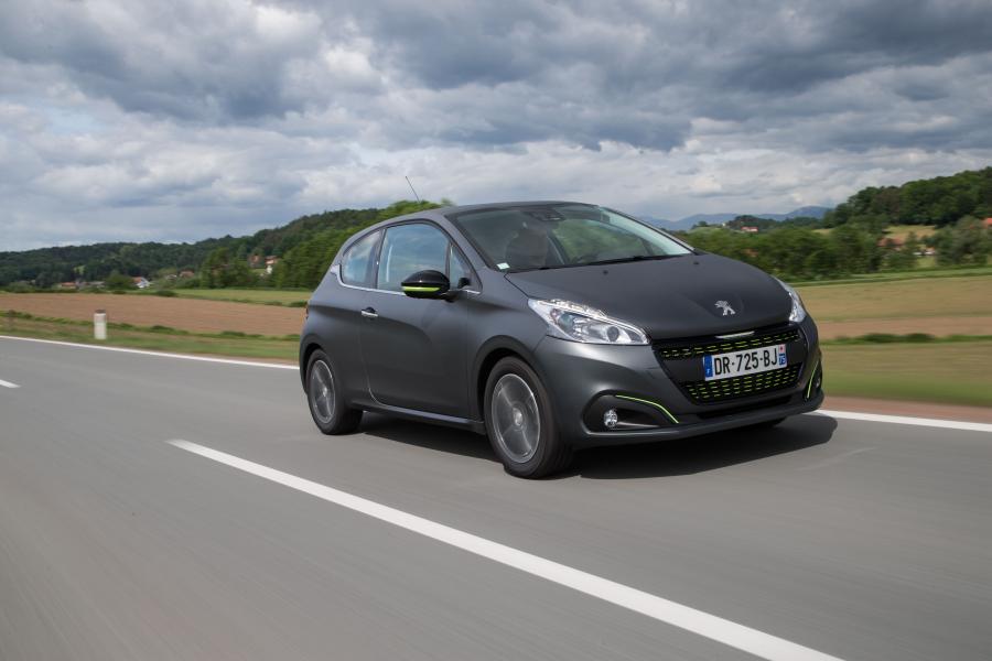  Peugeot 208 3-Door 2015 года  (фото 8 из 15)